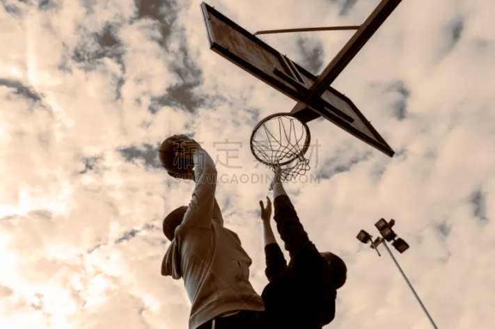 达洛特掷出几记长距离界外球，过程中有几次手球申诉，但经核查后裁判均未予理会。 81分钟 ｜ 🦁 2-1 ⚪️ ｜ #MUFC 来源：Stretford Paddock